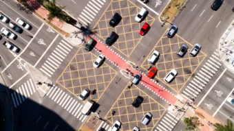 Uber definiu limite mensal de US$ 1.500 por funcionário e por ferramenta de IA para desenvolvimento. Medida visa prevenir gastos exorbitantes com inteligência artificial.