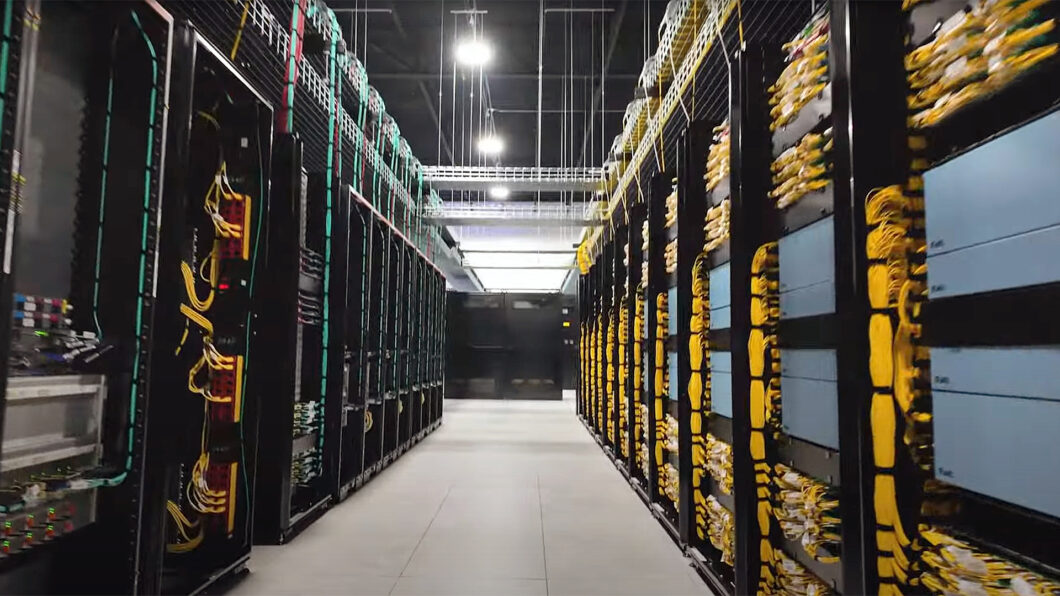 Corredor de data center do Projeto Stargate, com racks e infraestrutura da NVIDIA e da Oracle para IA