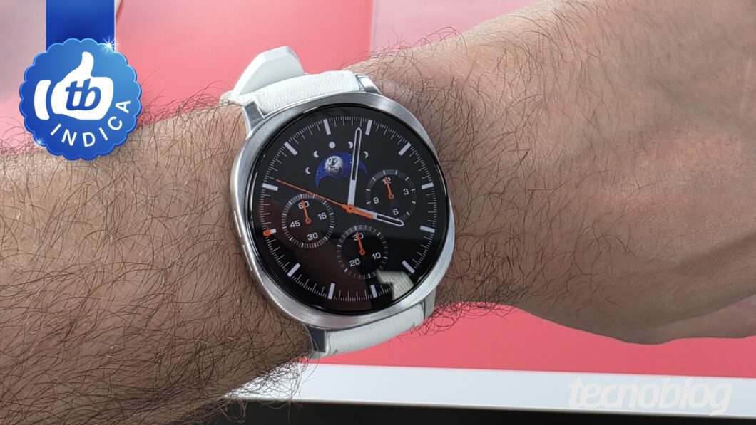 Smartwatch no pulso exibindo o recurso de pagamento por aproximação (NFC) para carteiras digitais