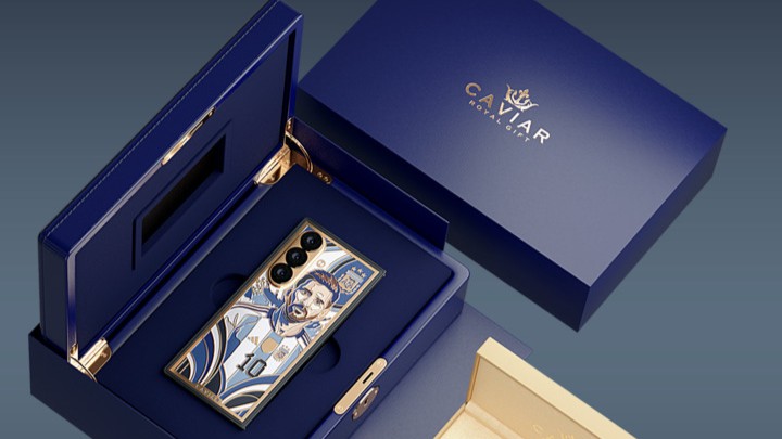 Edição de luxo da Caviar do Galaxy Z Fold 8 Ultra. Celular está dentro de uma caixa de luxo, na cor azul.