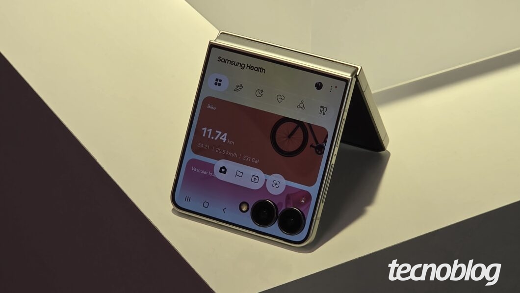 Tela do Galaxy Z Flip 8 exibindo o app Samsung Health com dados de bike (11,74 km) e ícones de atividades