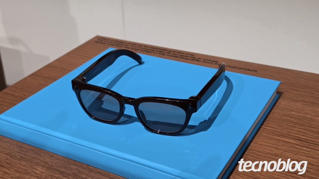 Óculos inteligentes da Samsung com lentes e módulo de câmera em destaque sobre uma mesa