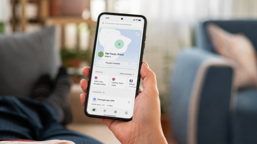 Pessoa segura um smartphone com o aplicativo da NordVPN aberto, mostrando conexão ativa em São Paulo, Brasil, e opções recentes de servidores.