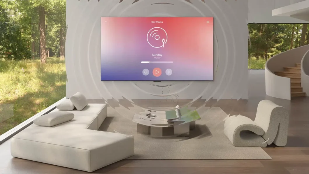Sala moderna com sofá e TV exibindo interface de rádio “Now Playing” com ícone de fone de ouvido
