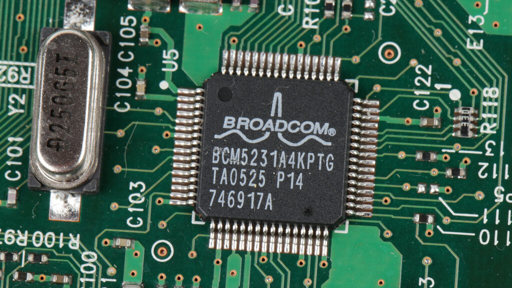 Chip da Broadcom em placa de circuito, associado ao fornecimento de componentes 