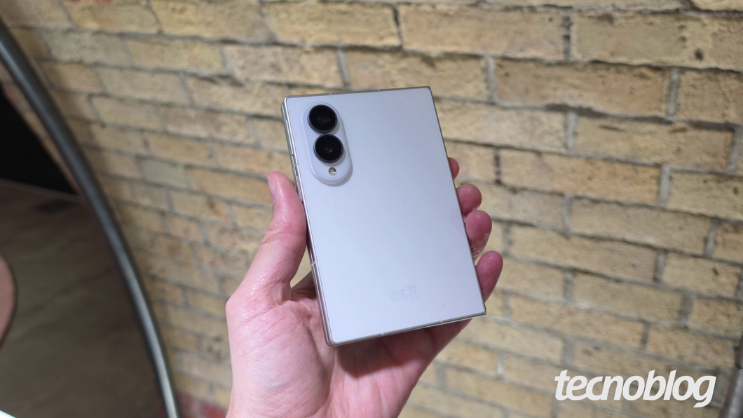 Galaxy Z Fold 8 branco sendo segurado em uma mão, com destaque para as câmeras traseiras