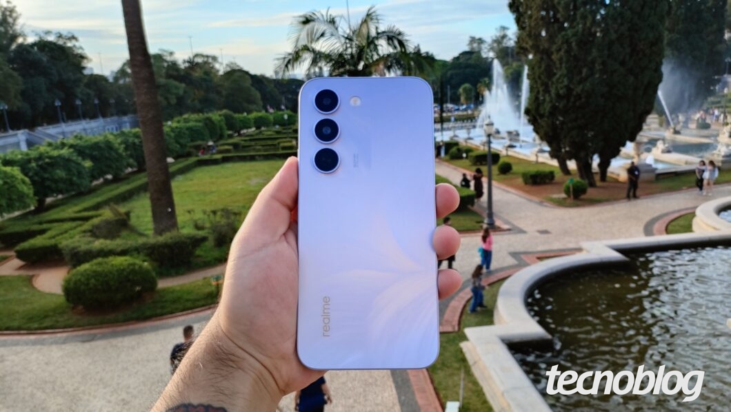 Foto da traseira do Realme 16x em um parque
