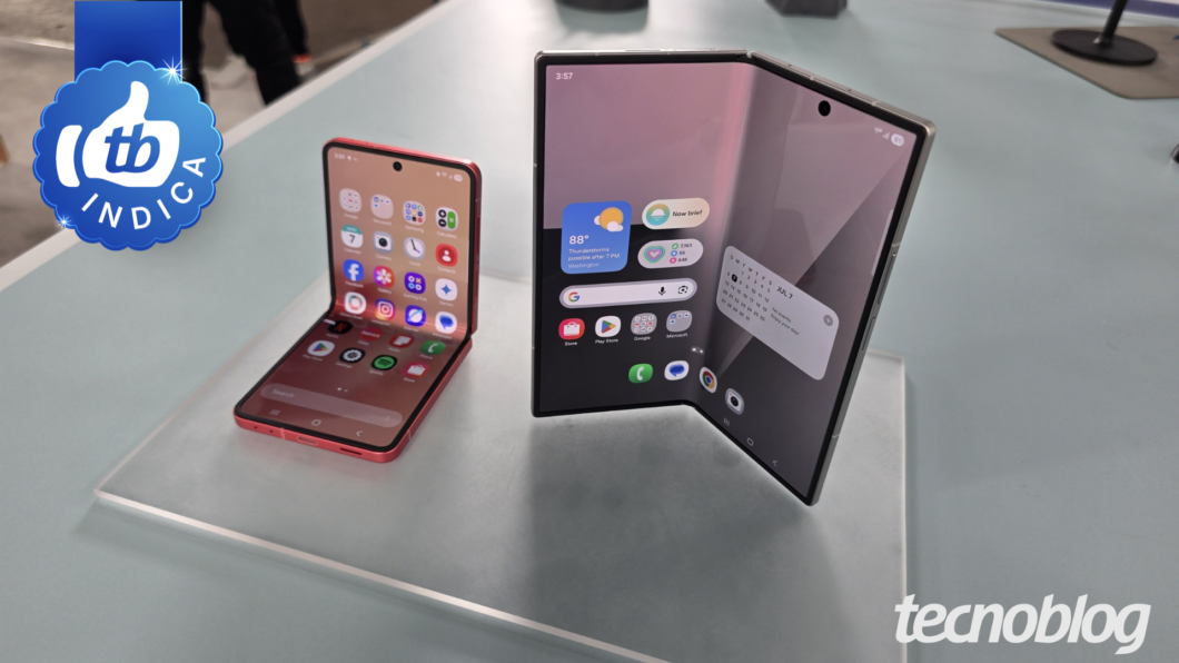 Dois celulares Samsung dobráveis na mesa, mostrando o Galaxy Z Flip e o Galaxy Z Fold abertos, respectivamente