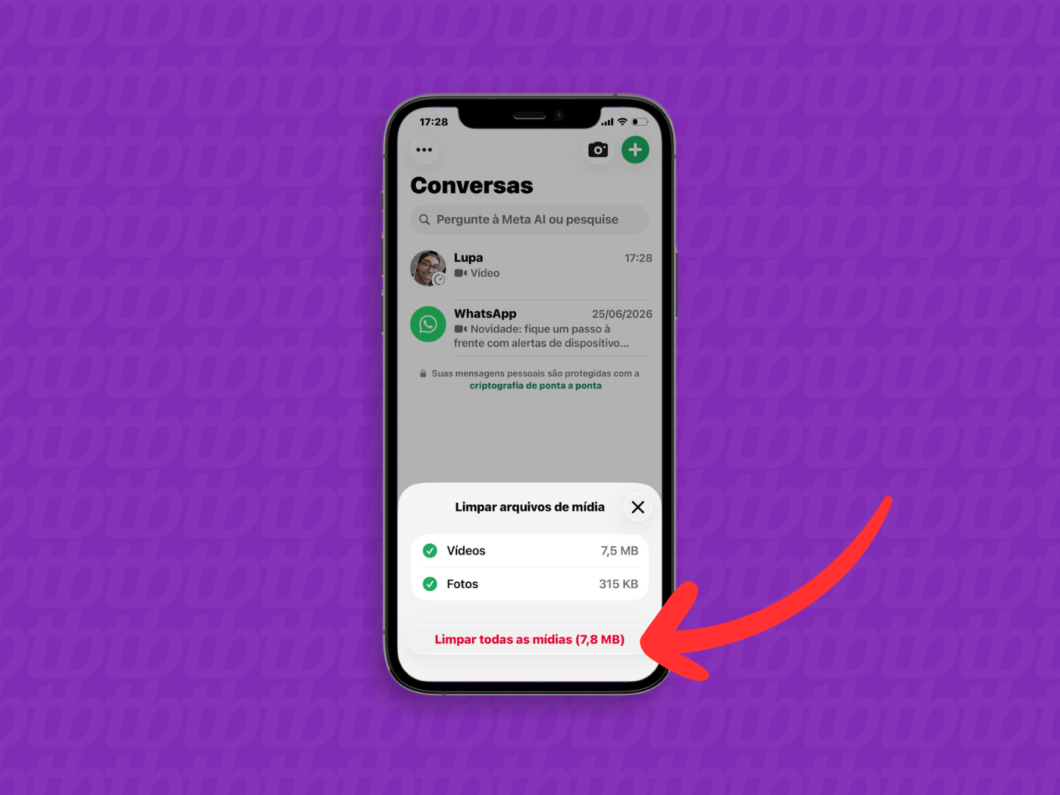 Selecionando vídeos e fotos para limpar arquivos de mídia no WhatsApp e liberar espaço no Android