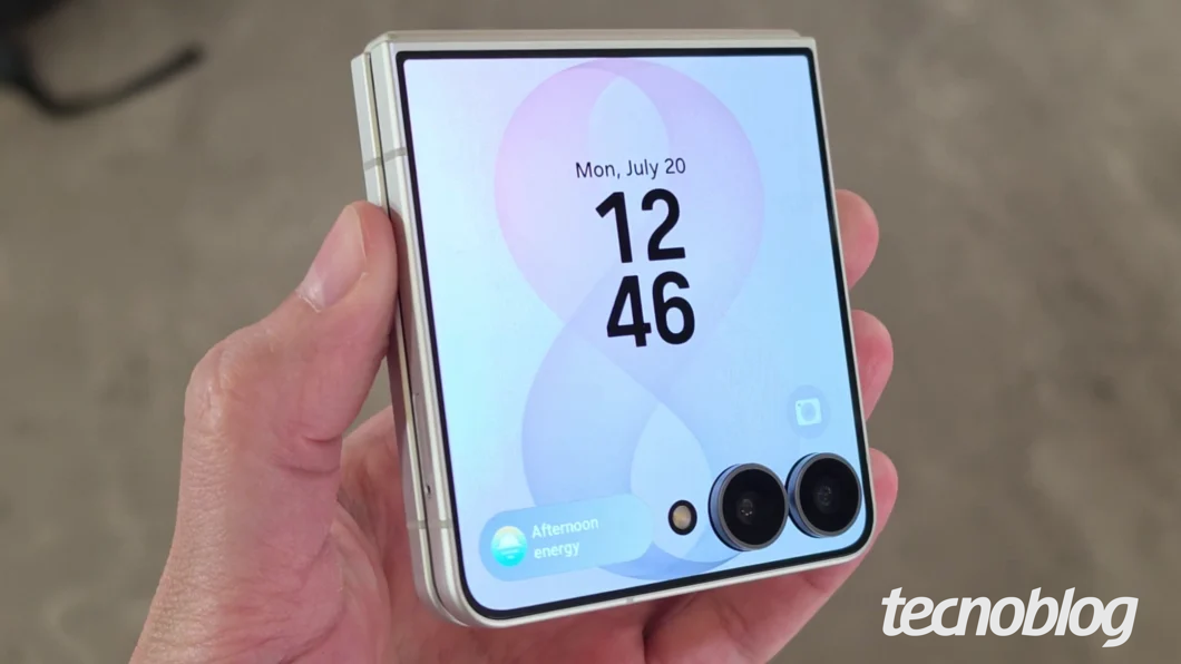 Galaxy Z Flip 8 com a tela externa mostrando data e hora