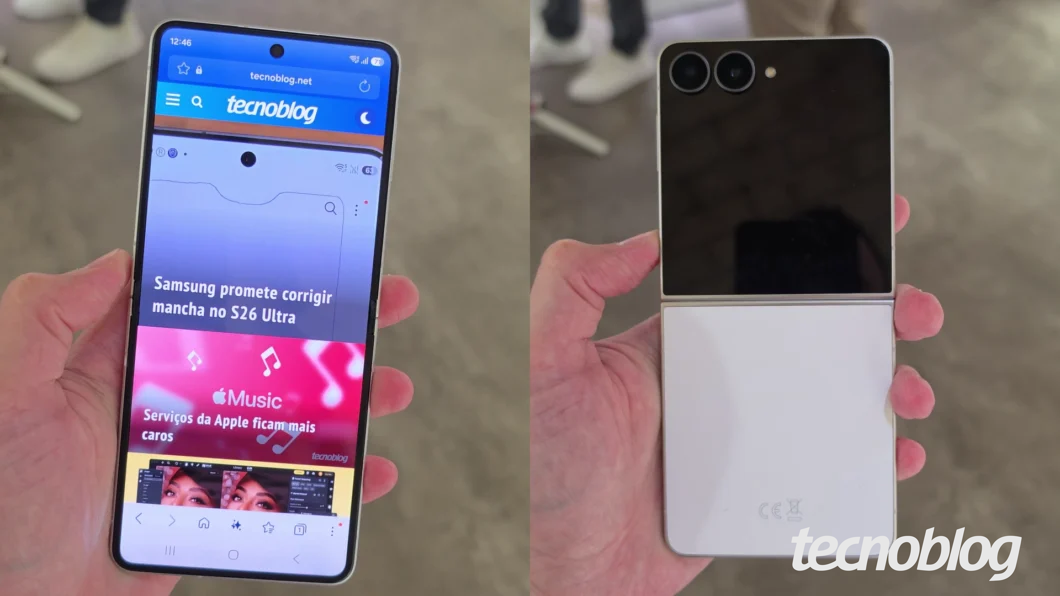 Galaxy Z Flip 8 aberto e com a tela externa exibindo o site tecnoblog e uma chamada promocional