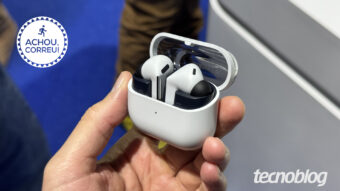 Galaxy Buds 3 FE têm cancelamento de ruído ativo (ANC), bateria de até 30 horas e funções do Galaxy AI; fones de ouvido saem 42% mais baratos no Pix com cupom