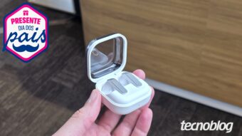 Galaxy Buds 4 com alto-falantes de 11 mm e autonomia de até 5 horas se torna um ótimo presente para os pais fãs de música com pagamento via Pix no Mercado Livre