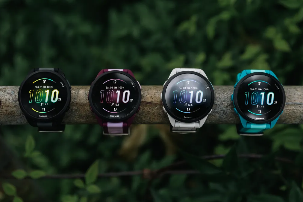 Quatro relógios Garmin Forerunner 165 com mostradores e GPS, exibidos ao ar livre (corpo de polímero reforçado)