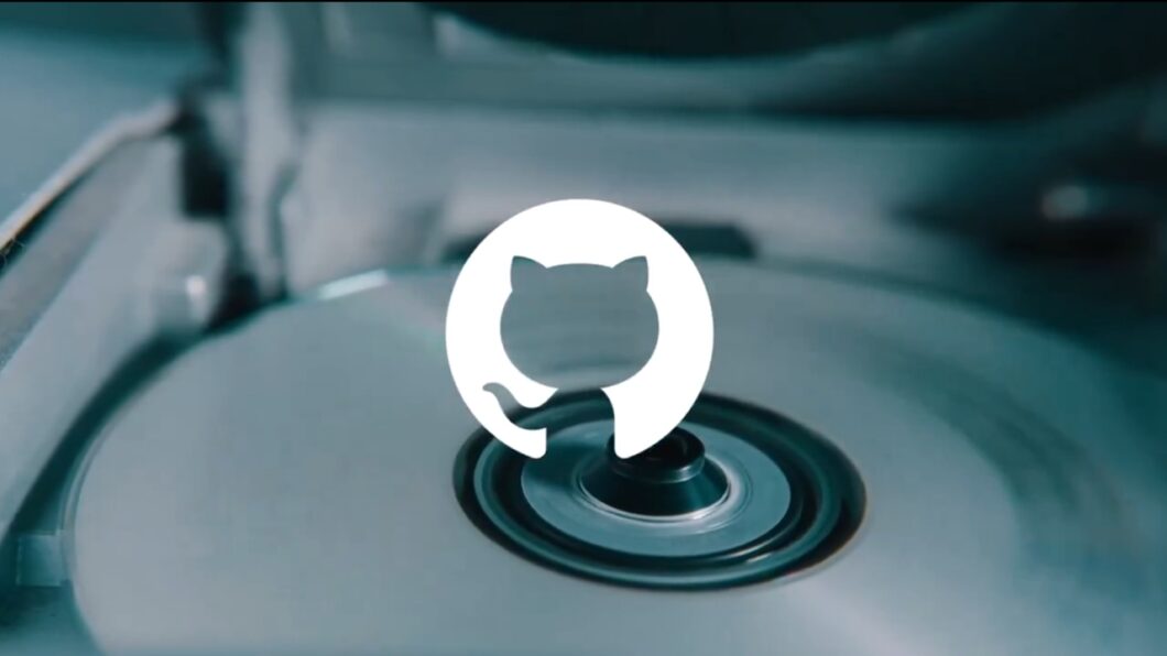 CD ao fundo com o logotipo do GitHub por cima