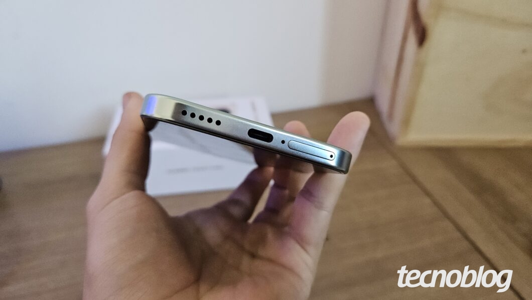 Parte de cima e inferior do Huawei Nova 15 Max com os alto-falantes, em destaque para o áudio estéreo