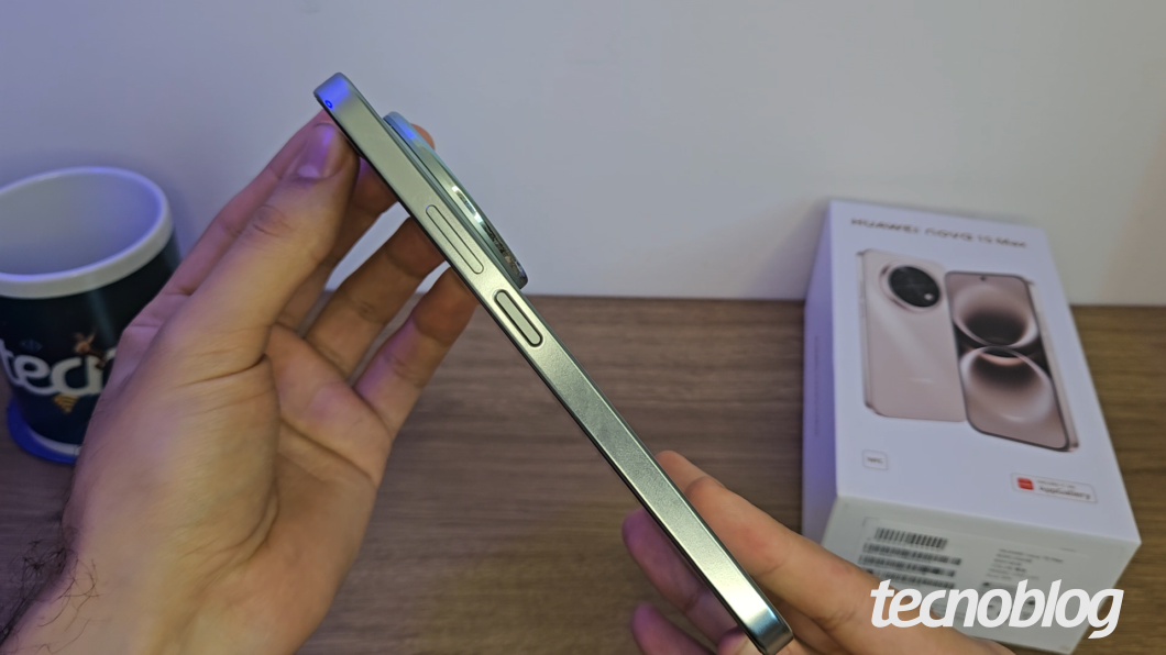 O Nova 15 Max tem apenas 8 mm de espessura (Victor Toledo/Tecnoblog)