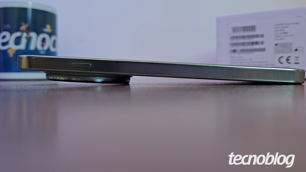 Modelo tem módulo de câmera gigante que atrapalha