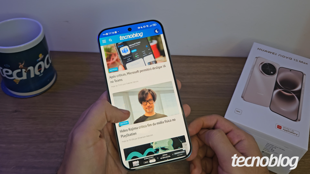 Nova 15 Max sendo usado com navegação na web e multitarefas, mostrando desempenho no dia a dia (Imagem: Victor Toledo/Tecnoblog)
