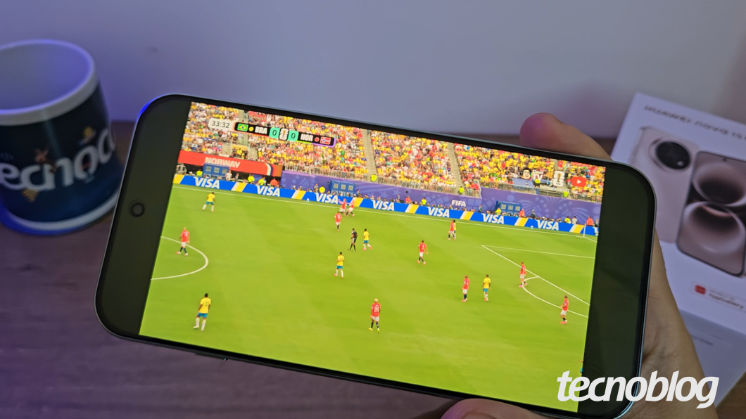 Tela OLED do Huawei Nova 15 Max exibindo jogo de futebol (brilho alto e boa fluidez) durante o teste