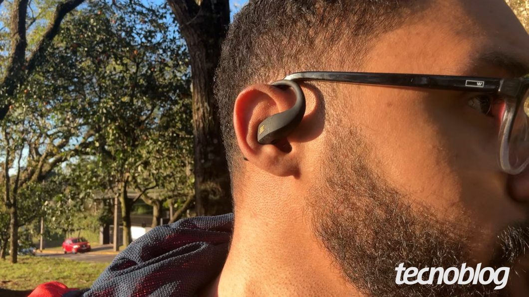 Orelha usando o fone open-ear JBL Endurance Zone durante treino ao ar livre