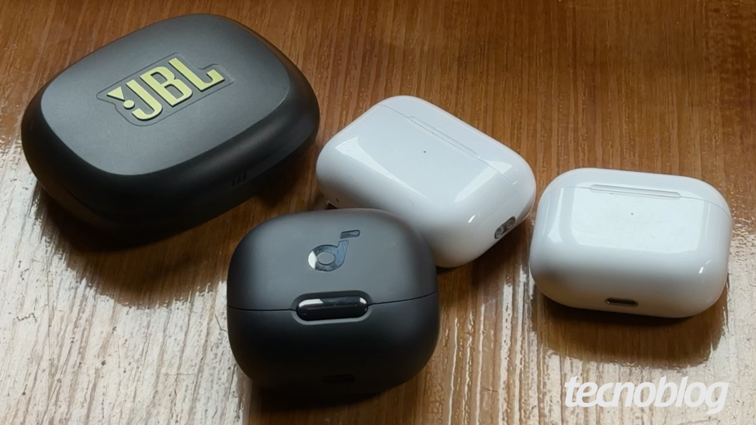 Case do JBL Endurance Zone ao lado de outras cases de fones de ouvido