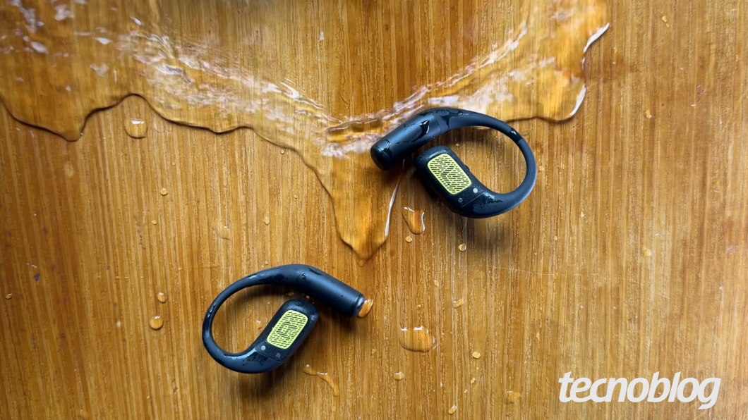 Testando a resistência IP68 do fone JBL Endurance Zone com água ao redor