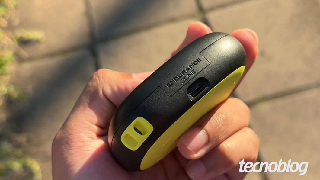 Entrada USB-C da case do JBL Endurance Zone, vista na mão segurando o estojo