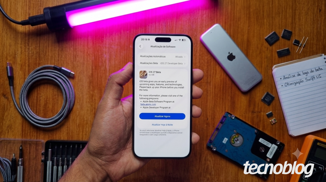 A tela de atualização mostra a instalação do iOS beta no iPhone, reforçando que não é indicado para dispositivos principais ou de trabalho