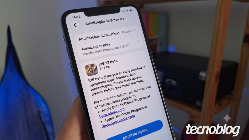 Tela do iPhone mostrando Atualização de Software com “Versão Beta Pública do iOS 27” selecionada, para baixar e instalar o beta
