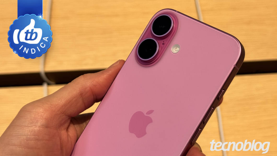 iPhone 16 sendo exibido, associado ao selo de custo-benefício do Tecnoblog em 2026