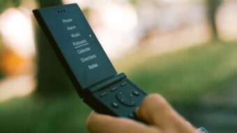 Lembrando vagamente o clássico Razr V3, Light Flip é um celular que traz apenas recursos essenciais para quem quer prevenir distrações.