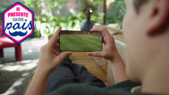 Moto G77 de 256 GB está em oferta na Amazon com 38% de desconto. Celular intermediário da Motorola se destaca pela tela AMOLED de 6,8