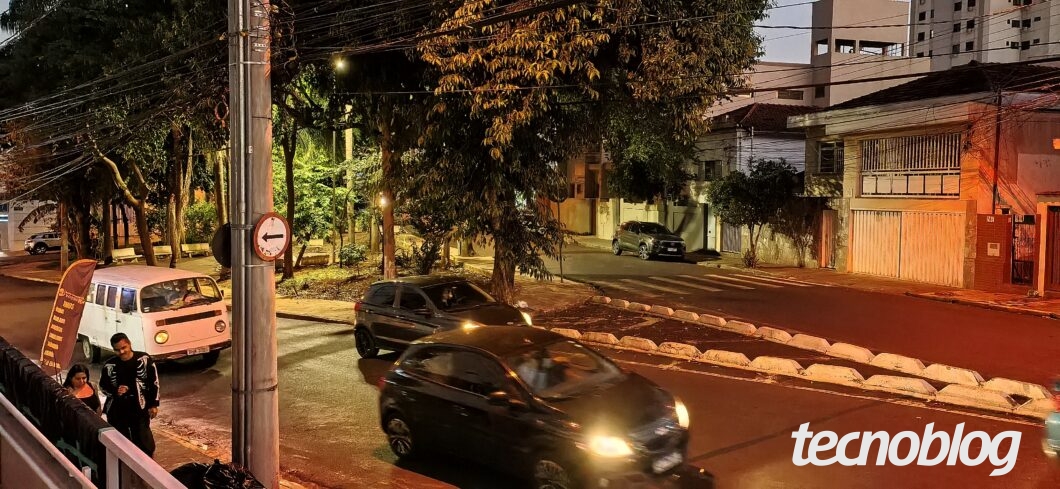 Foto noturna em uma rua com carros e postes iluminados, feita no Modo Noturno do Huawei Nova 15 Max (Victor Toledo/Tecnoblog)