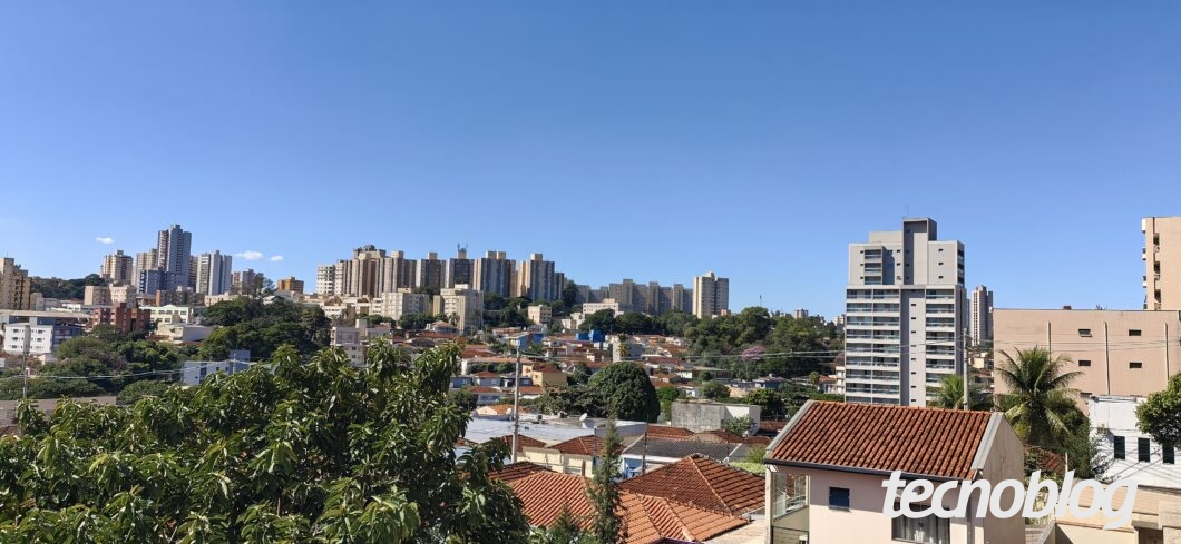 Vista de cidade ao ar livre, feita com a câmera principal de 50 MP (Victor Toledo/Tecnoblog)