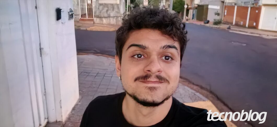 Retrato feito com a câmera frontal de 8 MP do Huawei Nova 15 Max, em ambiente externo