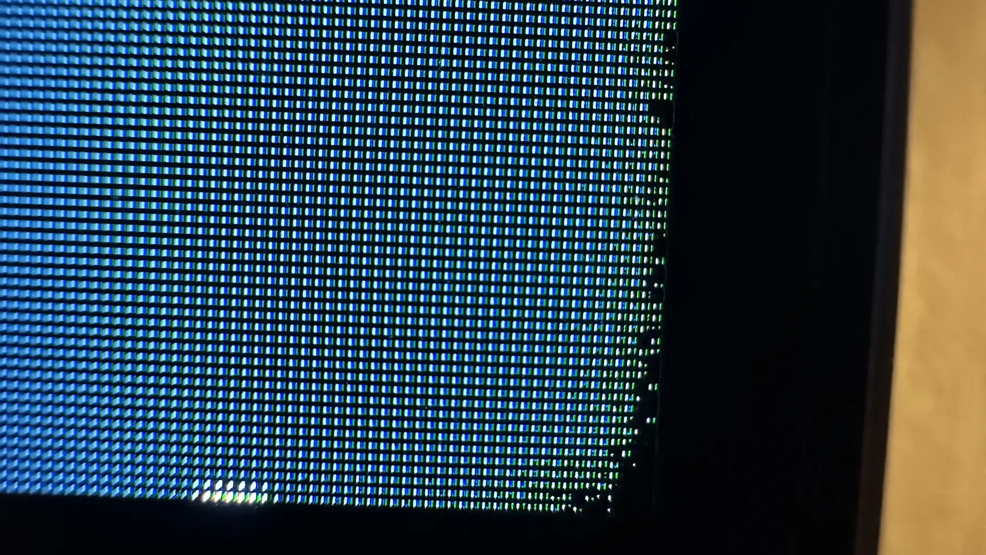 Close no painel OLED exibindo falha de pixels mortos, com pontos pretos permanentes (imagem: Reprodução/AVS Forum)
