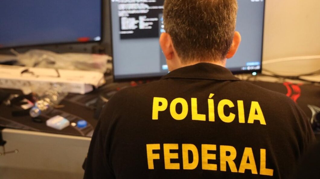Policial Federal acessando um computador