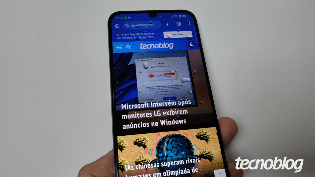 Realme 16x com respingos d'água