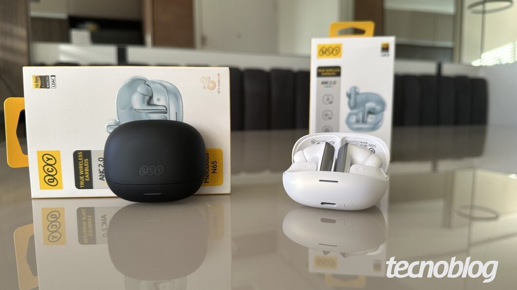 Linha QCY MeloBuds N65 nas cores preta e branca
