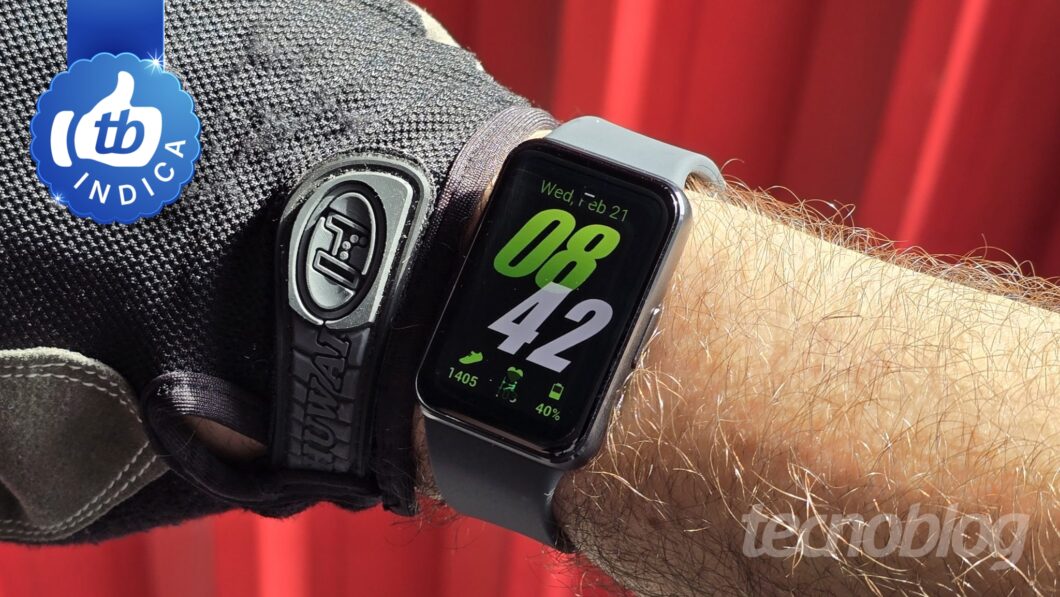 Smartwatch mostrando tela de atividades e bateria