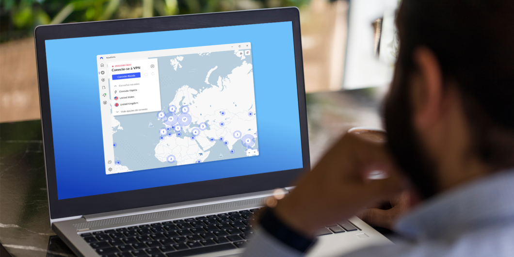 Pessoa usa um notebook com a NordVPN aberta no Windows, mostrando o mapa de servidores e a opção de conexão rápida.