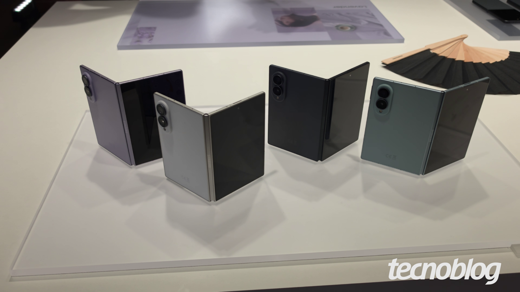 Celular Galaxy Z Fold 8 aberto em exposição no evento Unpacked, ao lado de outros modelos