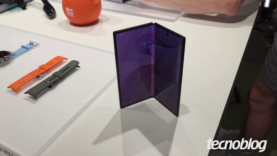 Galaxy Z Fold 8 Ultra em exposição. Ela está de pé, em formato concavo para não cair.