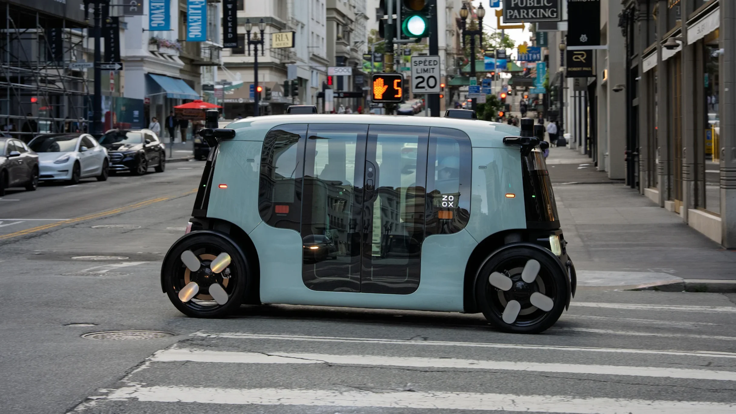 Robotáxi da Zoox, sem volante, circulando na cidade