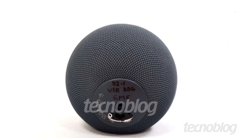 Amazon PE4Z26 mostrando a porta Ethernet na traseira do novo Echo 