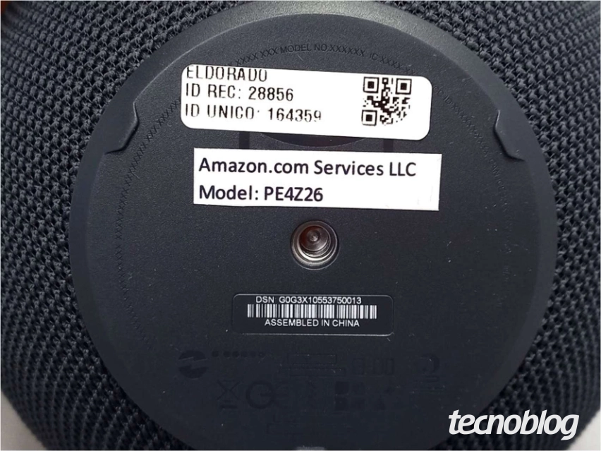 Parte inferior do Amazon PE4Z26 com inscrição “Amazon.com Services LLC” e rosca de montagem, para certificação
