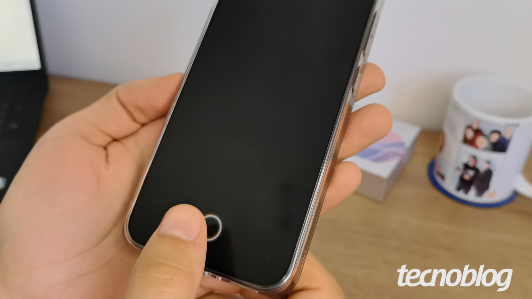 Detalhe do Oppo Reno 16 F branco com toque em destaque da parte traseira em 3D que muda com o ângulo