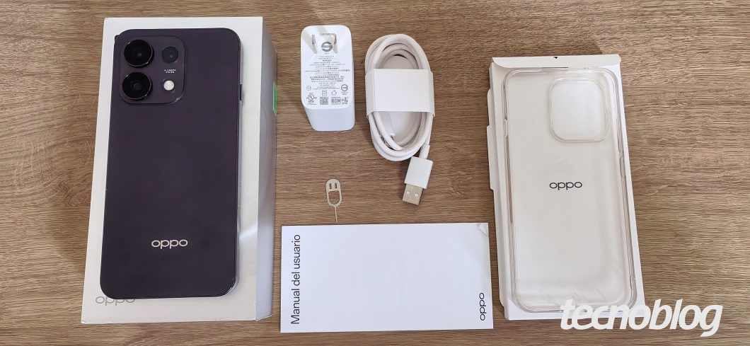 Itens da caixa do Oppo Reno 16 F: celular, manual, cabo USB-A para USB-C, adaptador e capinha transparente