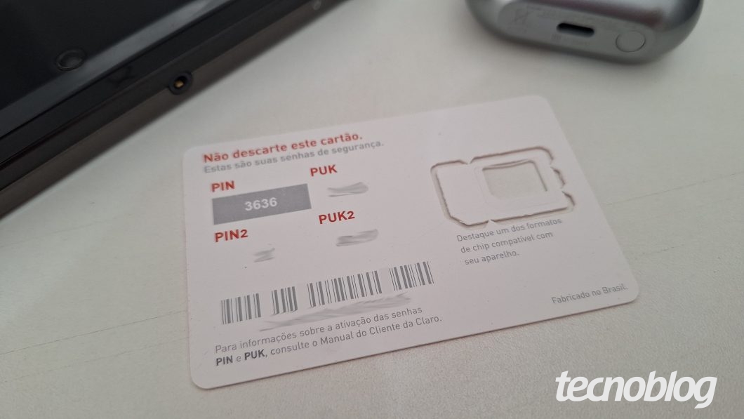 Cartão do SIM com os códigos PIN e PUK na parte de trás, incluindo PUK1 e PUK2